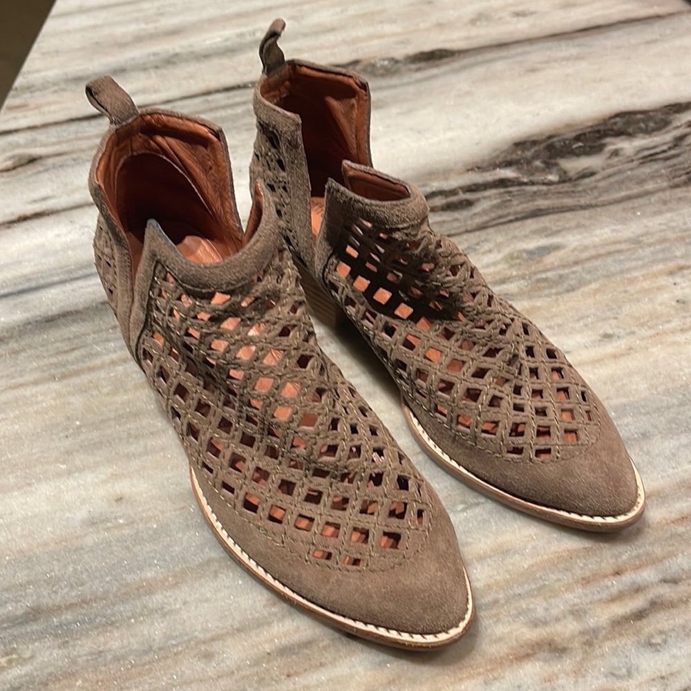 Women’s shoes